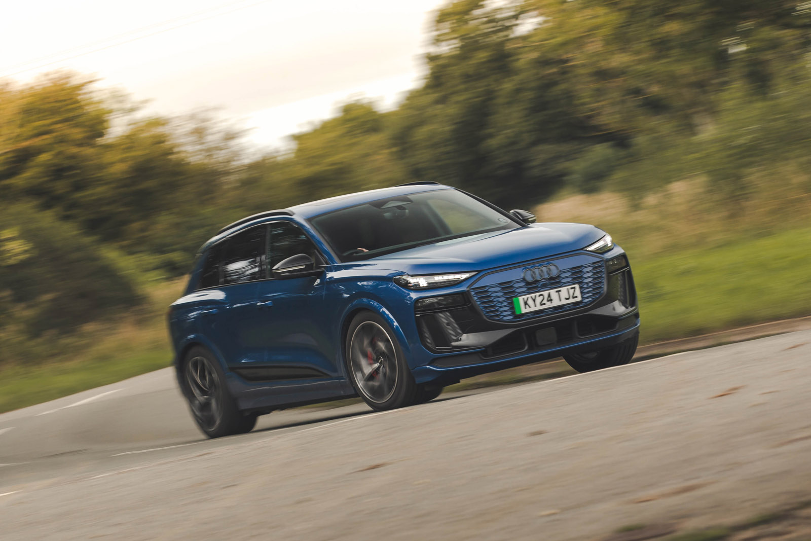 01 Audi Q6 E Tron 2024 : essai de virage en tête 01 Audi Q6 E Tron 2024 compte-rendu conduite en virage