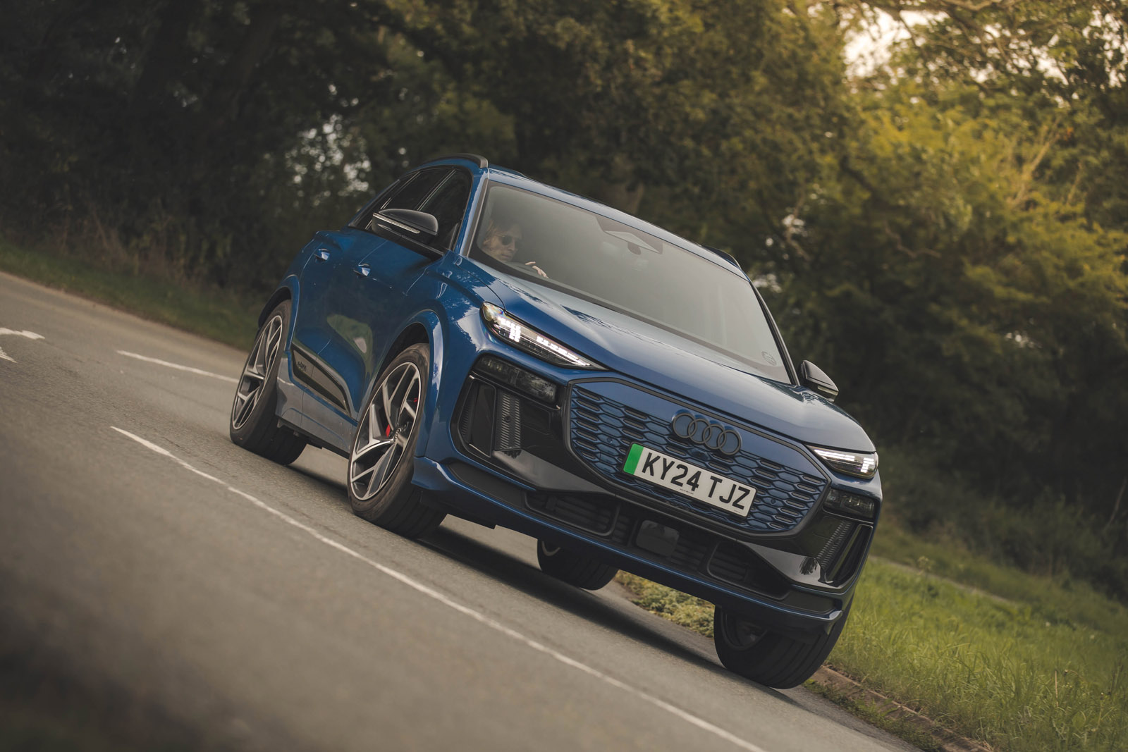 02 Audi Q6 E Tron 2024 : essai de virage avant 02 Audi Q6 E Tron 2024 compte rendu virage avant