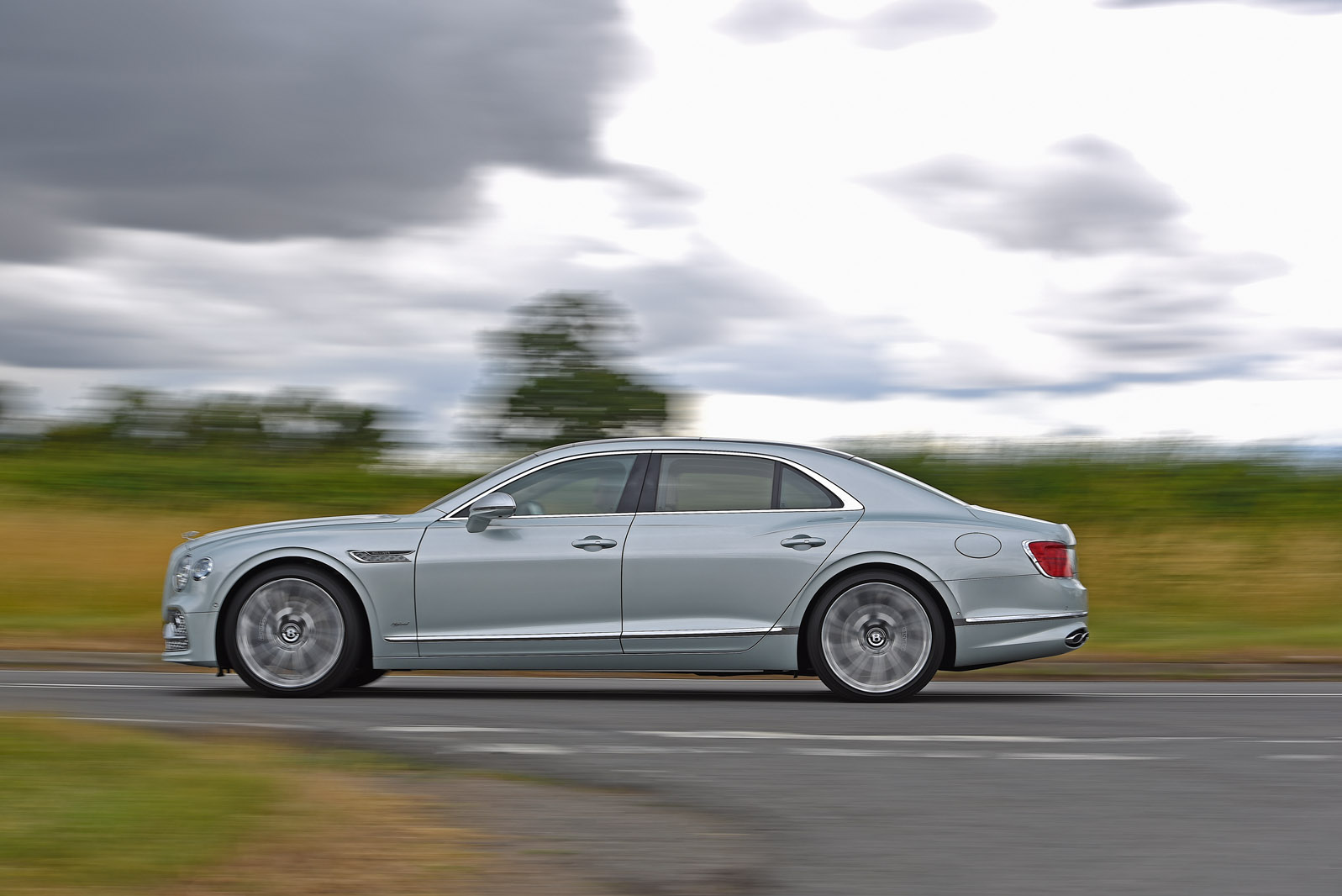 02 Bentley Flying Spur Hybrid RT 2022 side pan