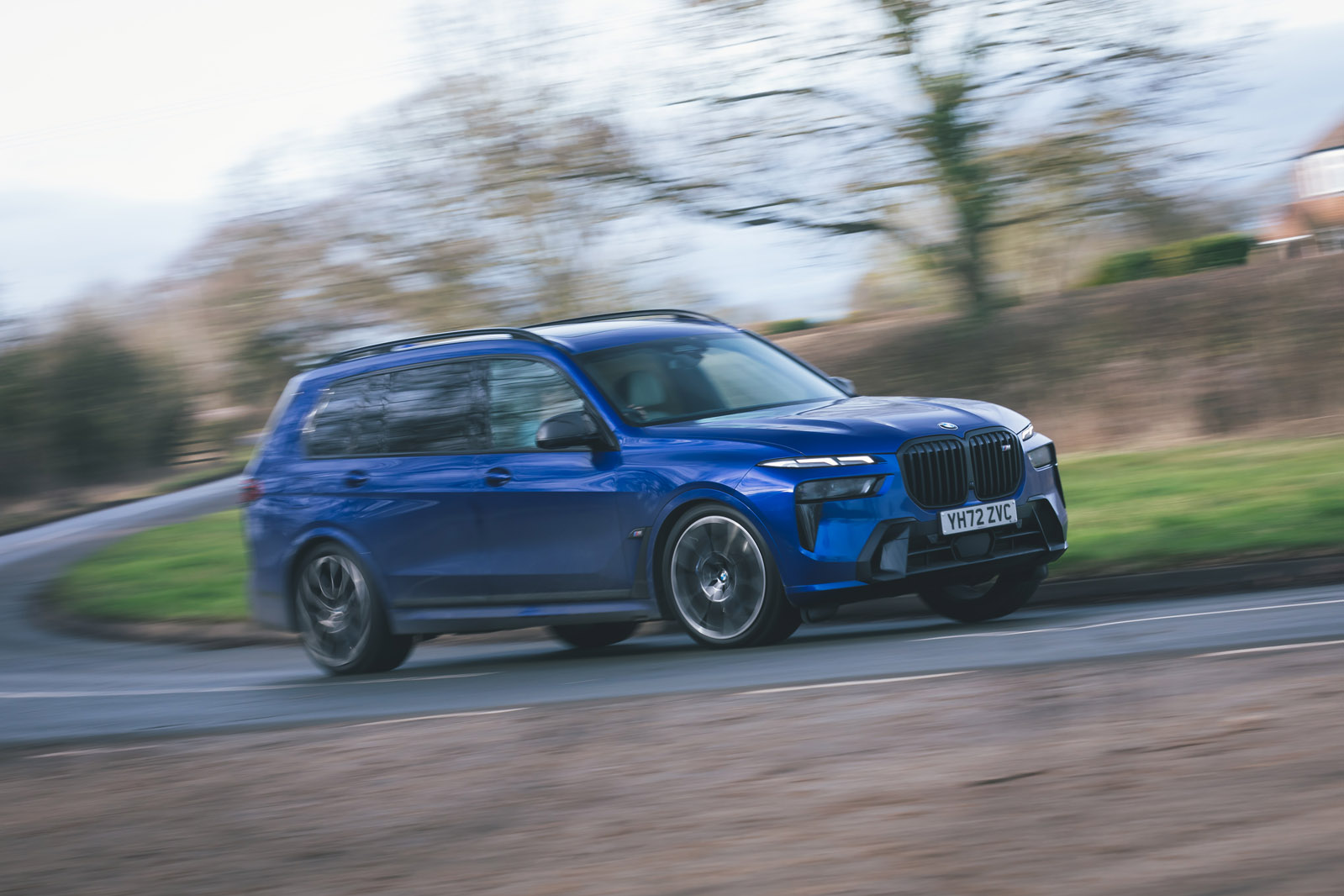 02 BMW X7 M60i RT 2023 front cornering flou artistique