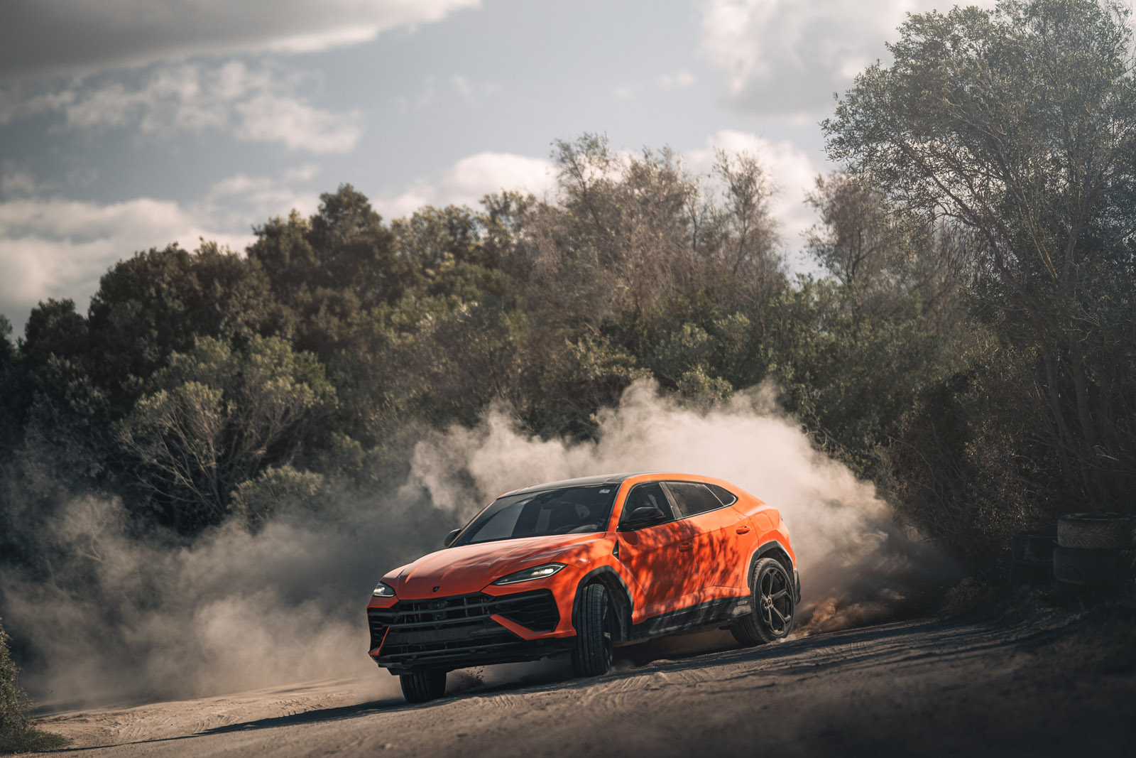 14 Lamborghini Urus SE 2024 : essai de virage avant hors route 14 Lamborghini Urus SE 2024 essai avant virage tout terrain