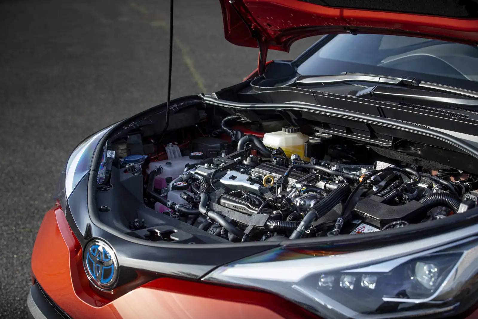 14 Toyota C HR 2021 RT engine