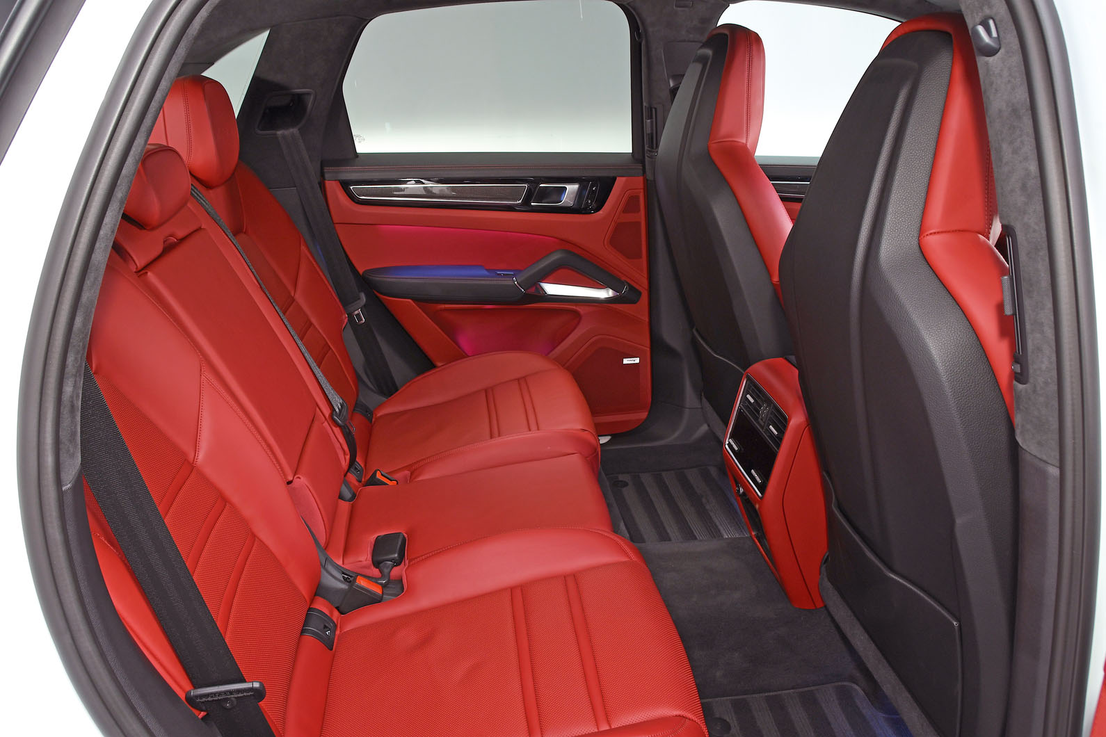 Principal 90+ images porsche cayenne interior back seat br.thptnvk.edu.vn