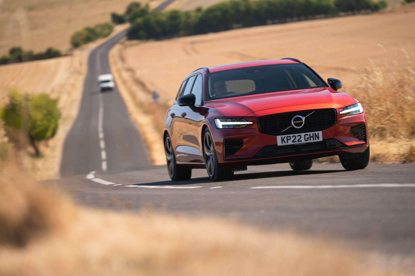 19 Volvo V60 PHEV RT 2022 front corner