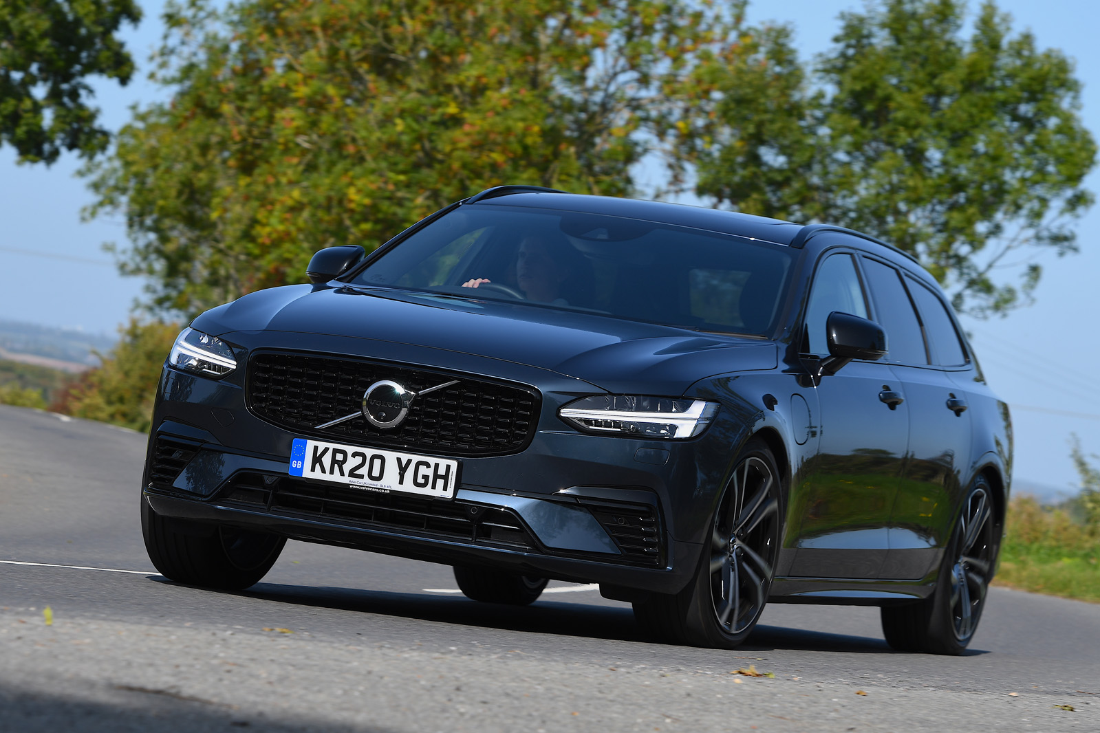 Volvo V90 T6 Recharge PHEV 2020 road test review - on the road front