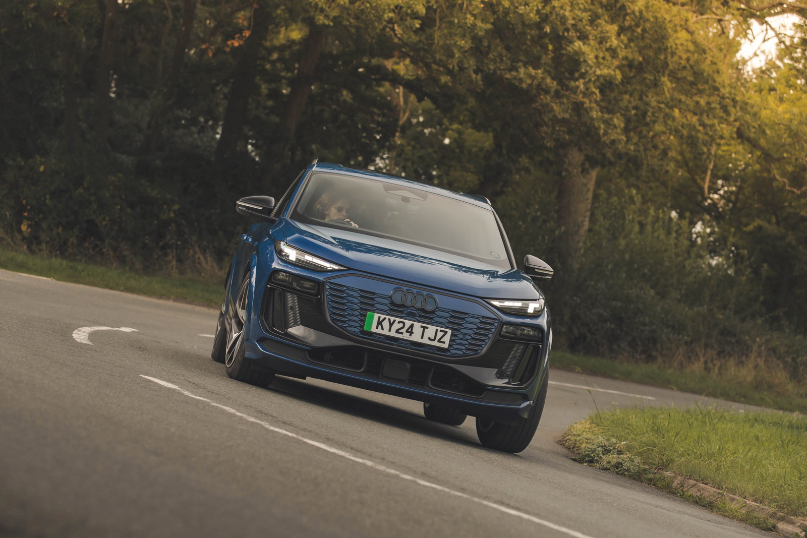 20 Audi Q6 E Tron 2024 review front cornering 20 Audi Q6 E Tron 2024 compte rendu virage avant