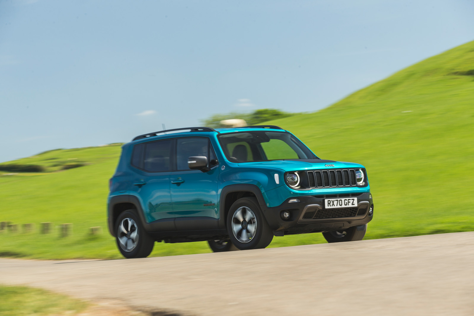 27 Jeep Renegade 4xe 2021 RT on road front