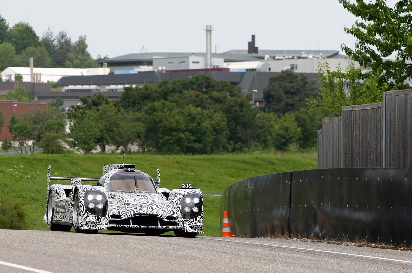Porsche LMP1 prototype completes first test run