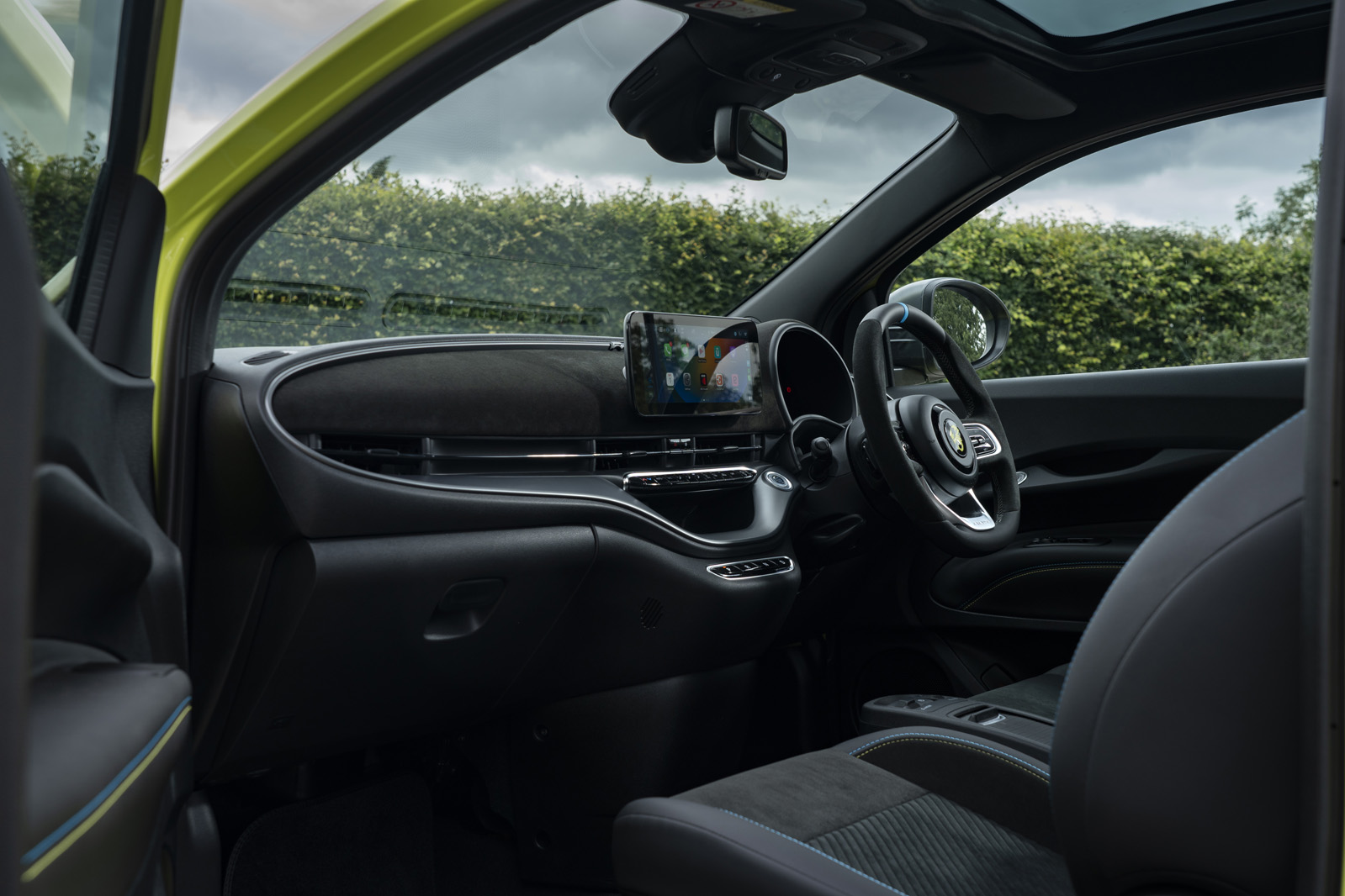 Abarth 500e front cabin