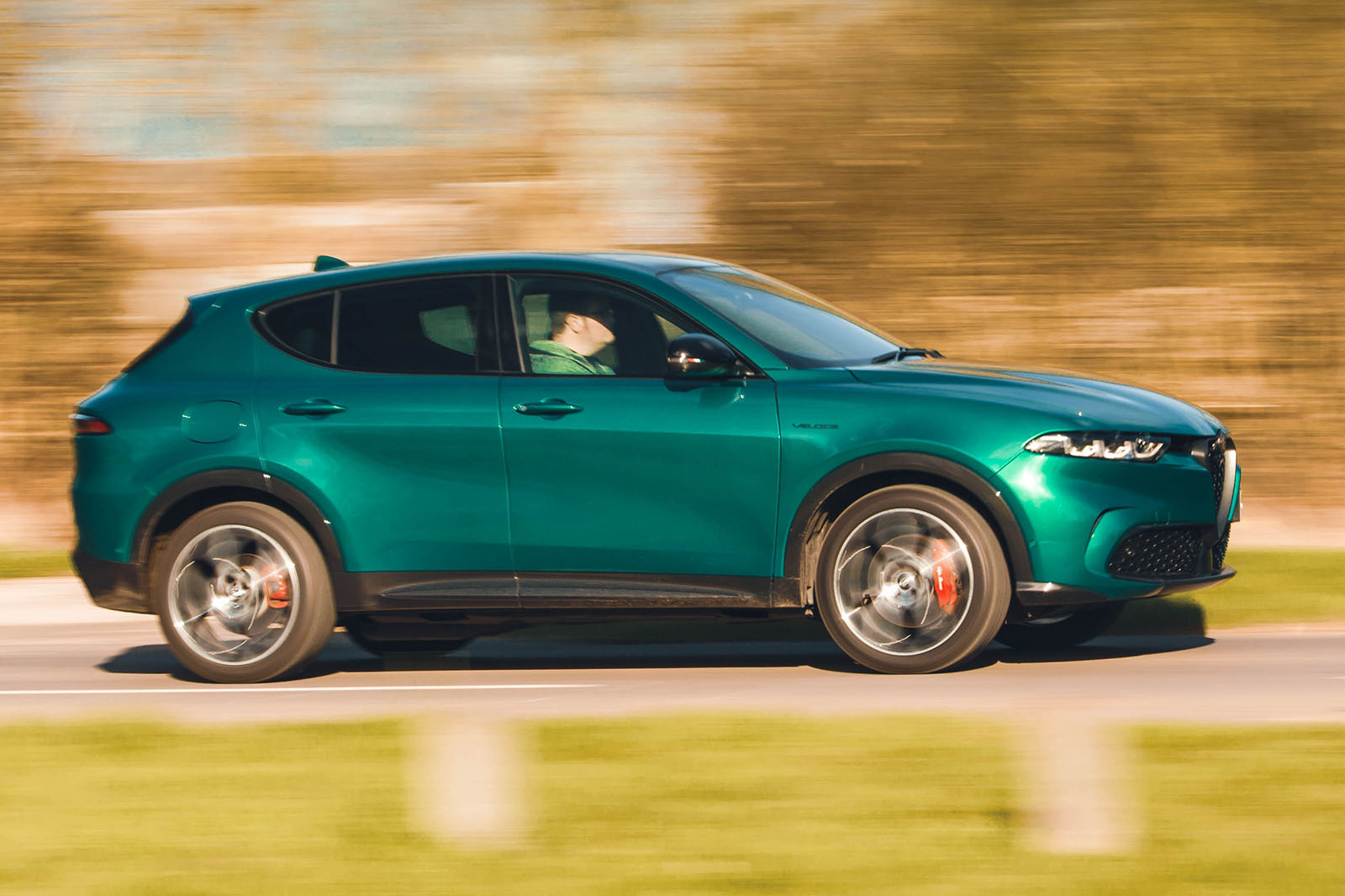 alfa romeo tonale review 2024 02 side panning