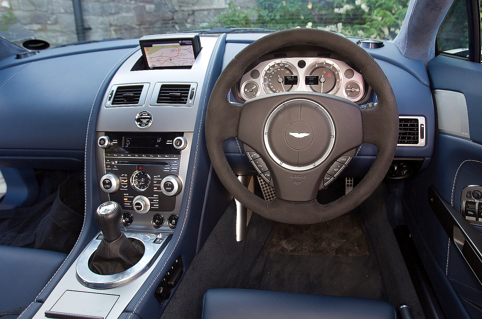 Aston Martin V8 Vantage interior