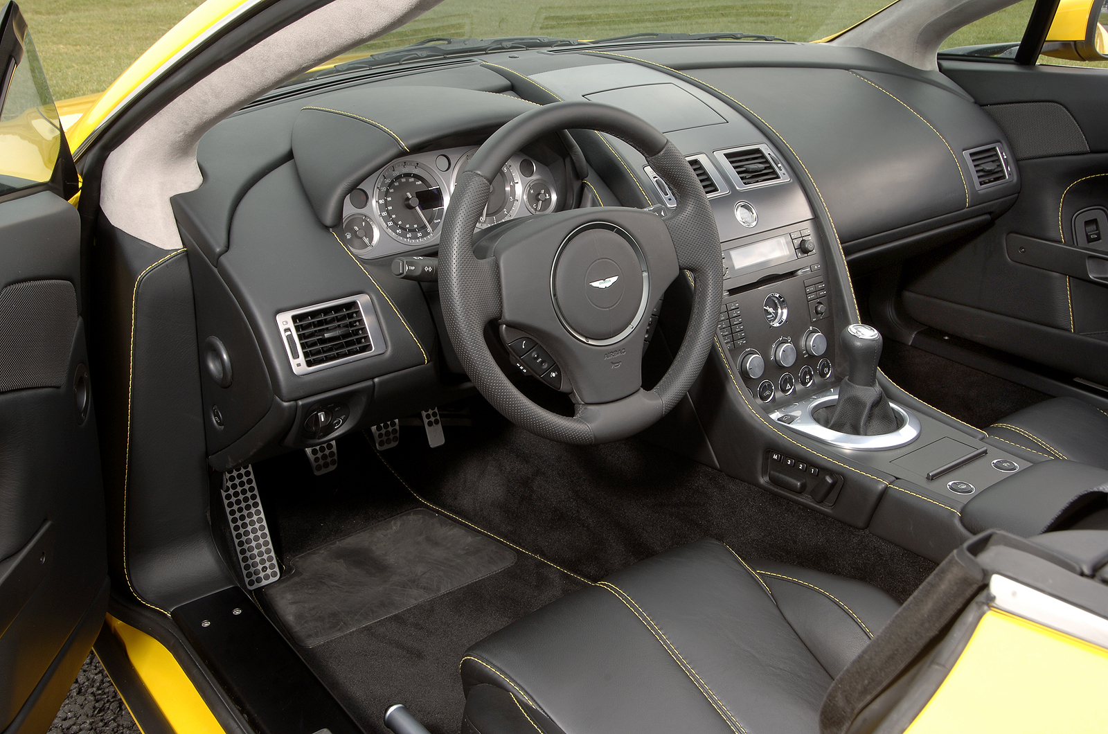 Aston Martin V8 Vantage Roadster's interior