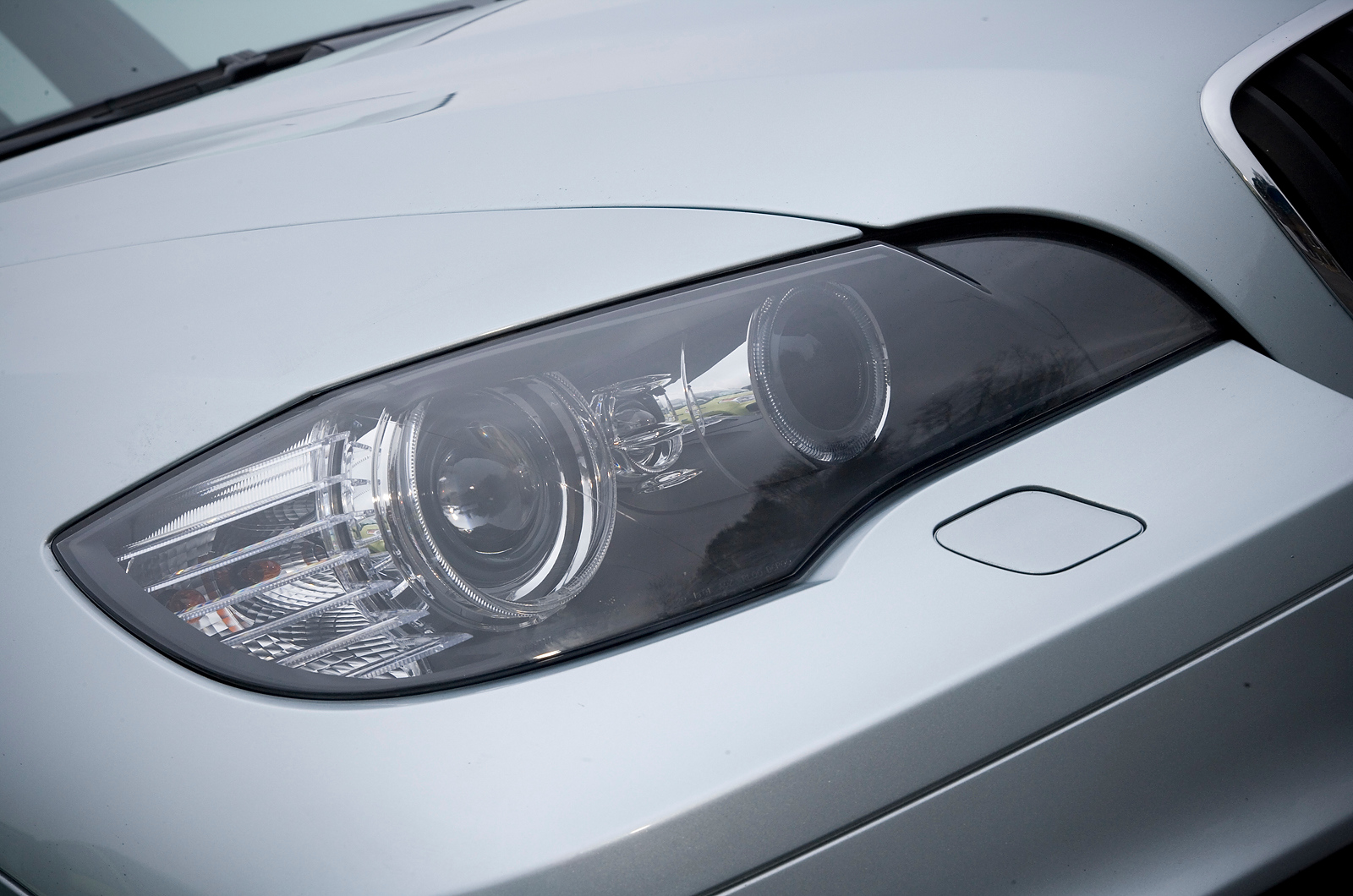 BMW X5's xenon headlights