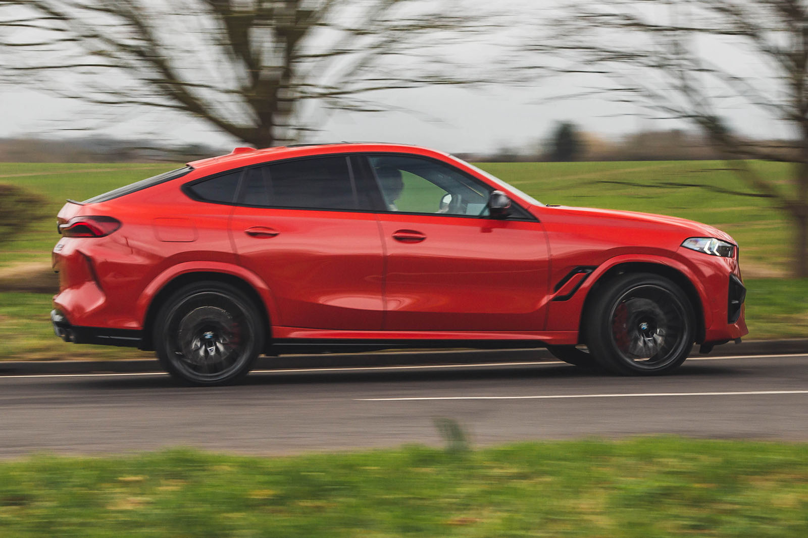 bmw x6m review 2024 02 side panning