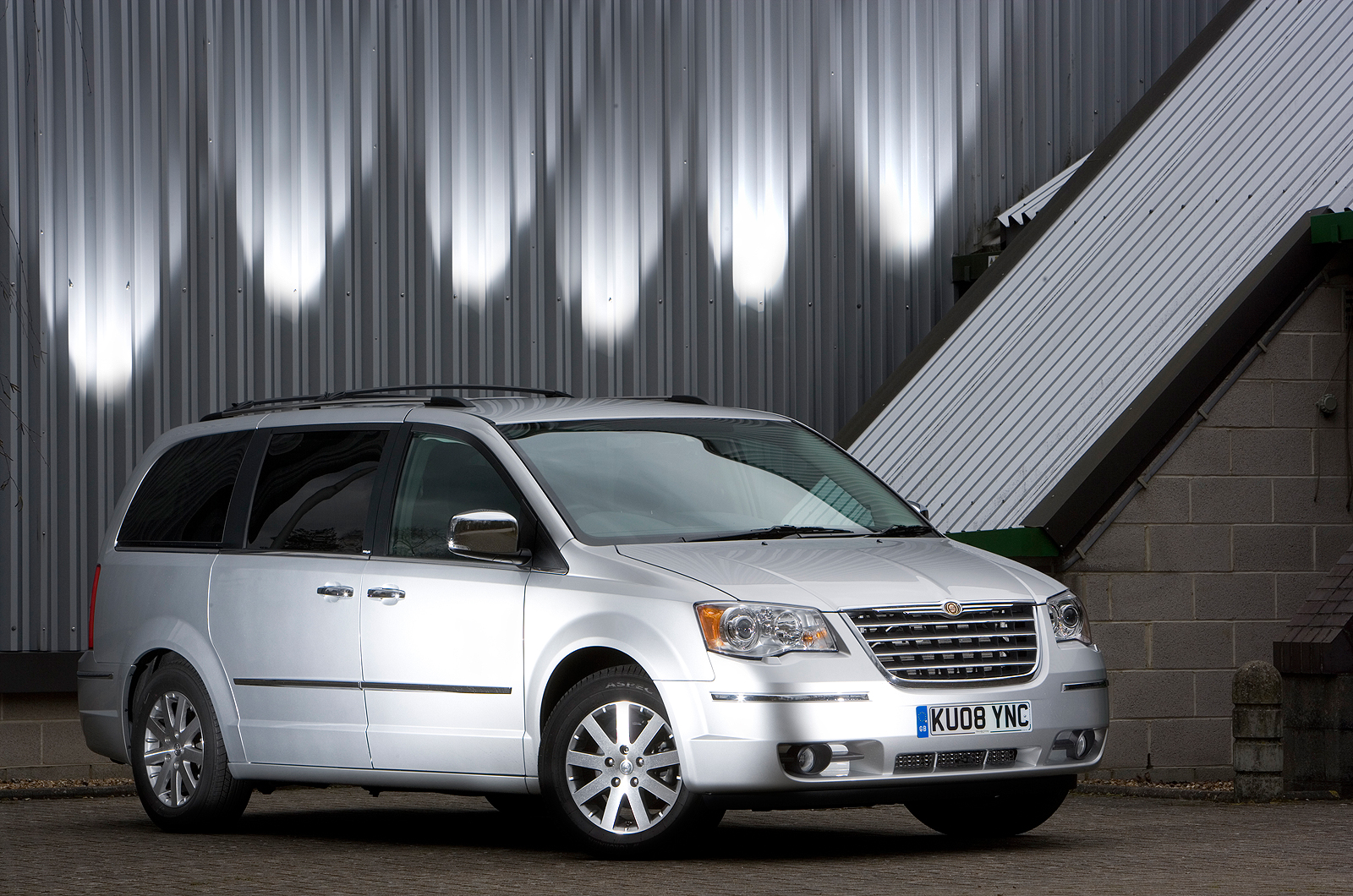 chrysler grand voyager vs ford galaxy