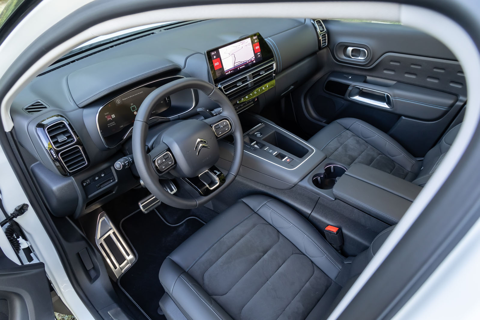 Citroën - With uniquely designed interiors and a digital dashboard, enjoy a  more connected experience than ever before. The Citroën C5 Aircross SUV  stands out with a perfect combination of comfort and