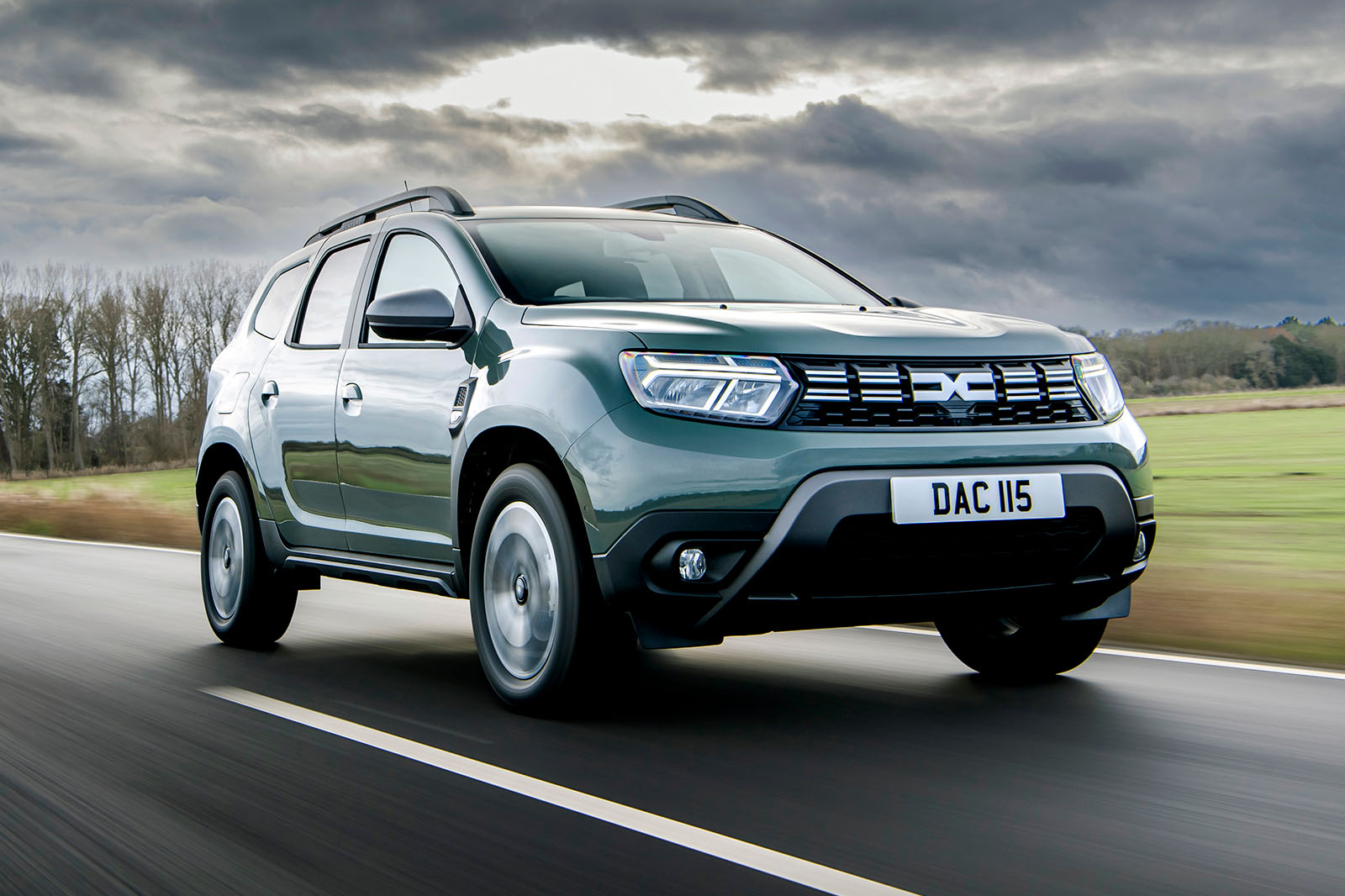 dacia duster road test 2023 01 tracking front