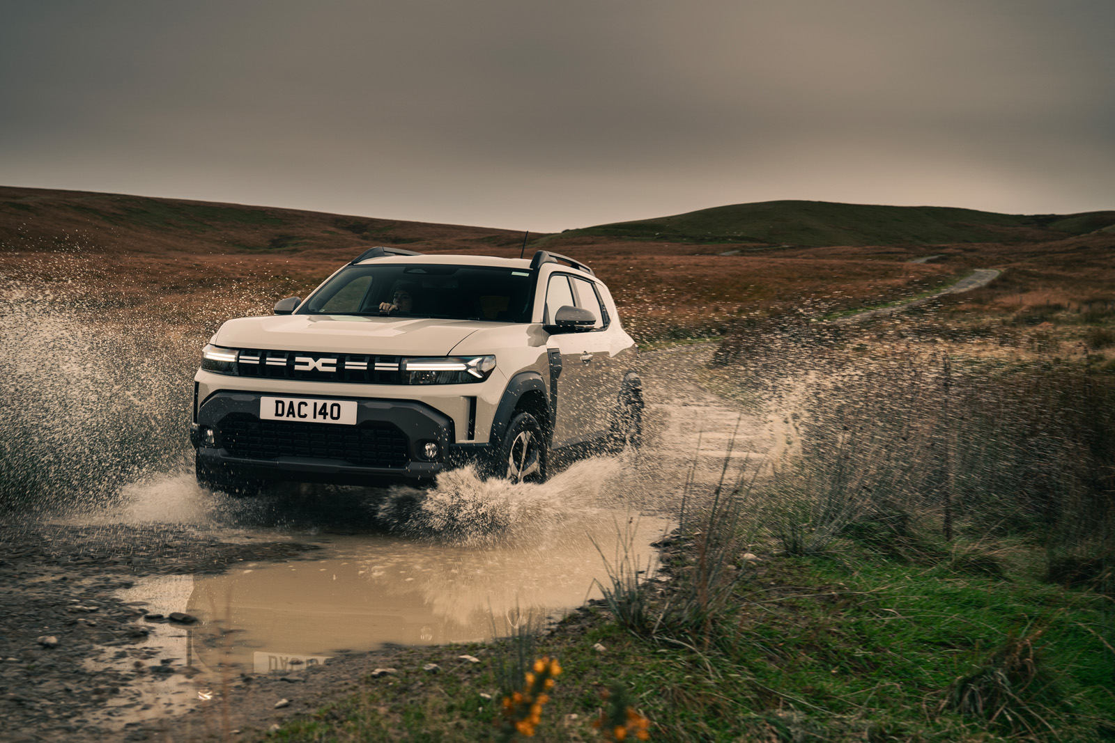 Dacia Duster : essai de conduite hors route dans une flaque d'eau Dacia Duster : essai de conduite hors route dans une flaque d'eau