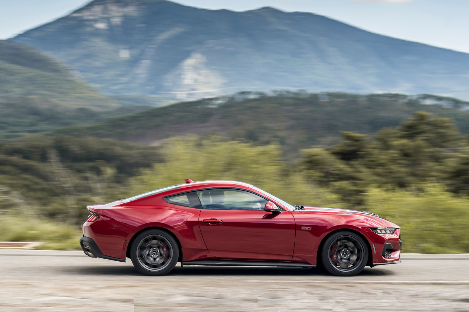 ford mustang gt review 2024 02 side panning