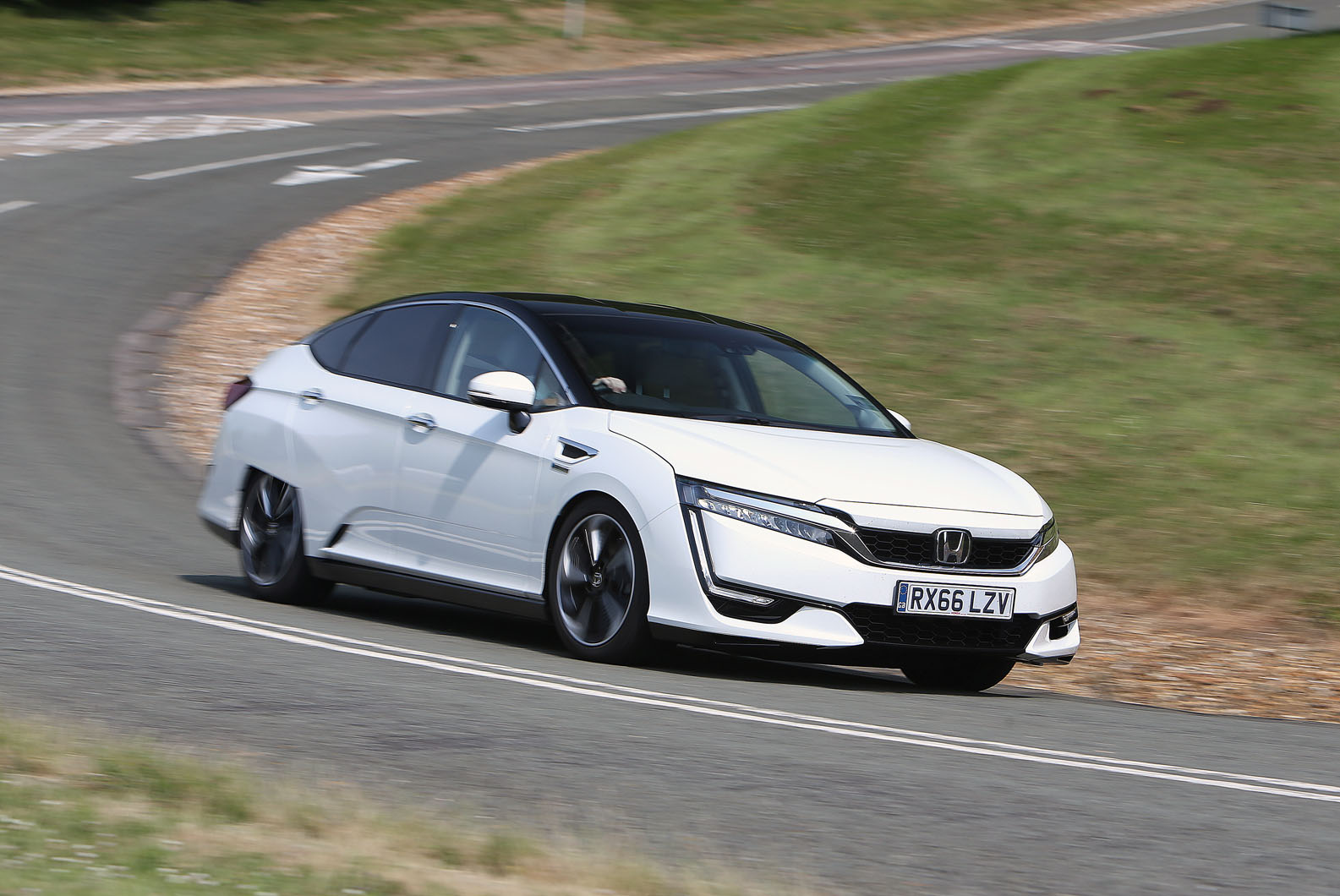 Honda Clarity FCV cornering