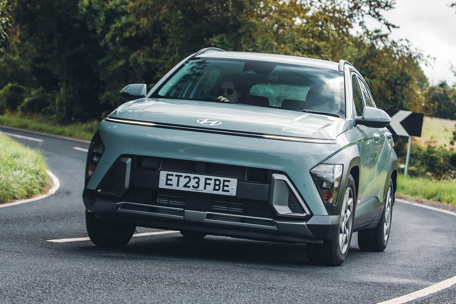 https://www.autocar.co.uk/sites/autocar.co.uk/files/hyundai-kona-review-2023-01-cornering-front.jpg