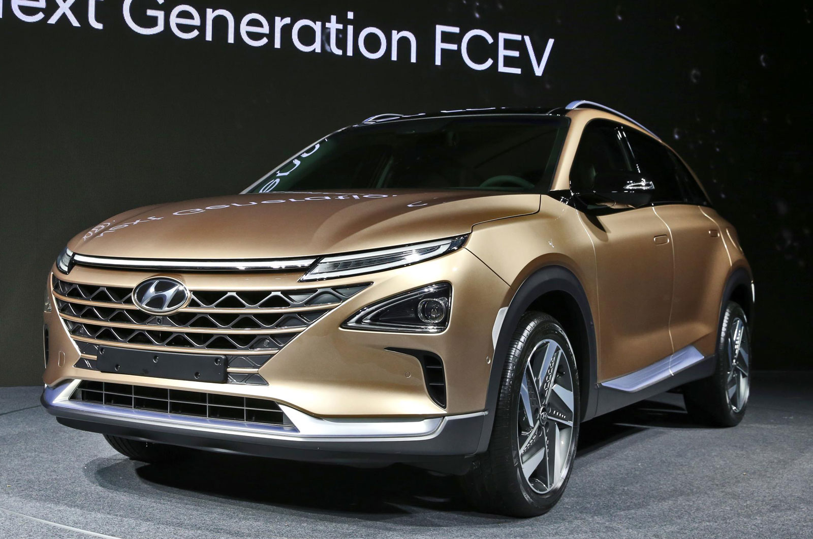 hyundai-shows-all-new-electric-suv-with-497-mile-range-autocar