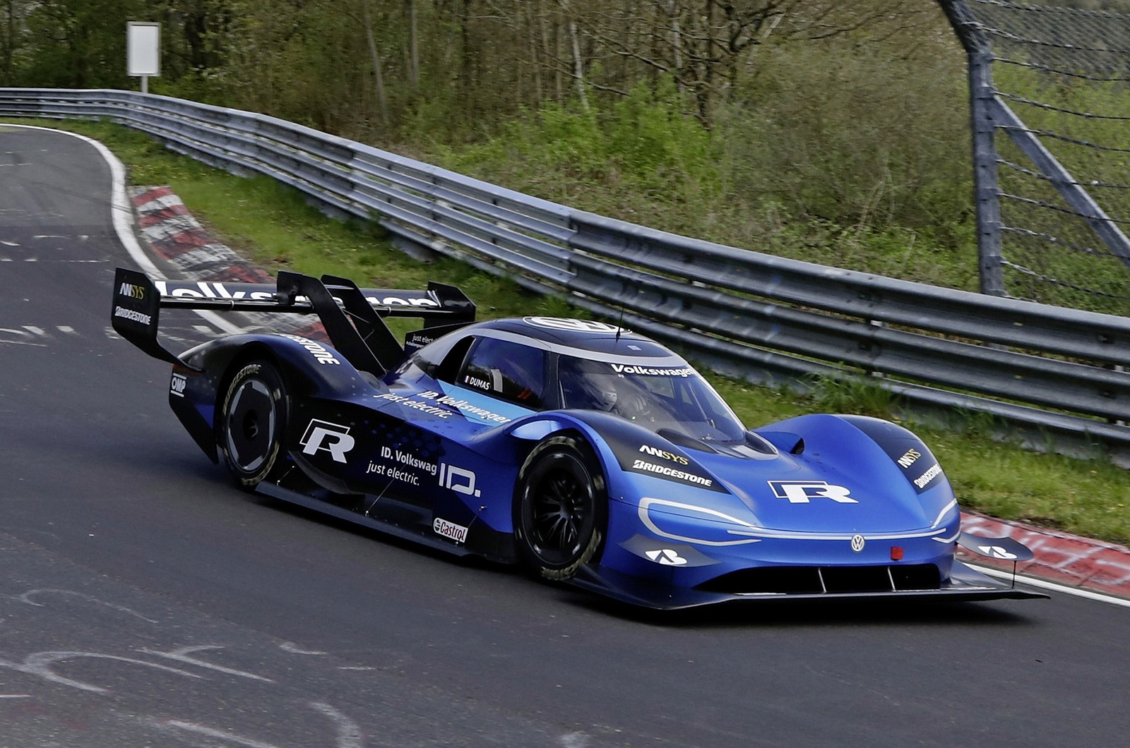 Carro elétrico de corrida da VW quebra recorde em Nürburgring