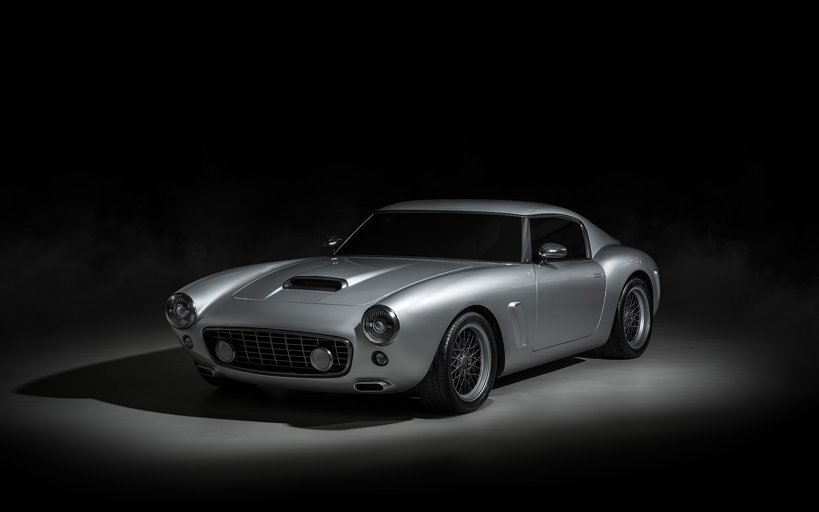 Una Ferrari 250 GT SWB reinventata ottiene una cabina moderna, motore V12 da 478 cavalli