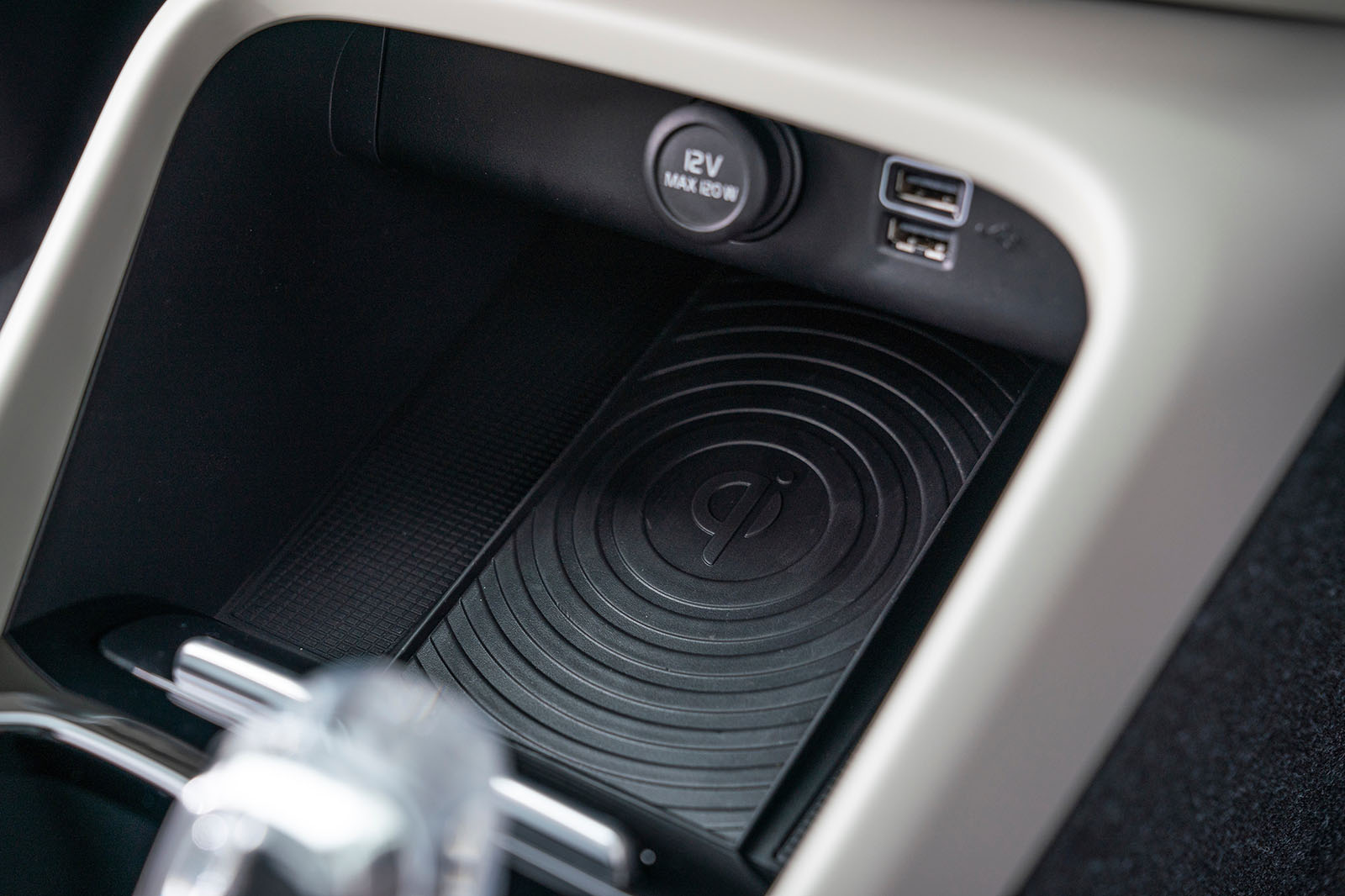 Electric Car Charging Volvo Xc40 Wireless Charger Xc40 Volvo