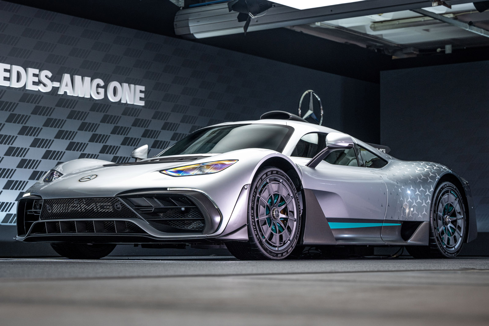 Mercedes-AMG One yang baru adalah mobil jalan raya Formula 1 1049 hp