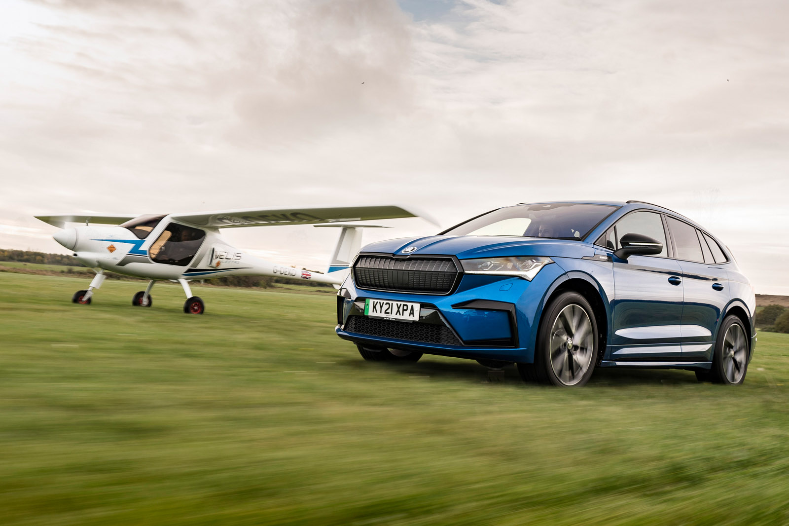 Funken fliegen: Der Skoda Enyaq iV trifft auf den Elektroflieger