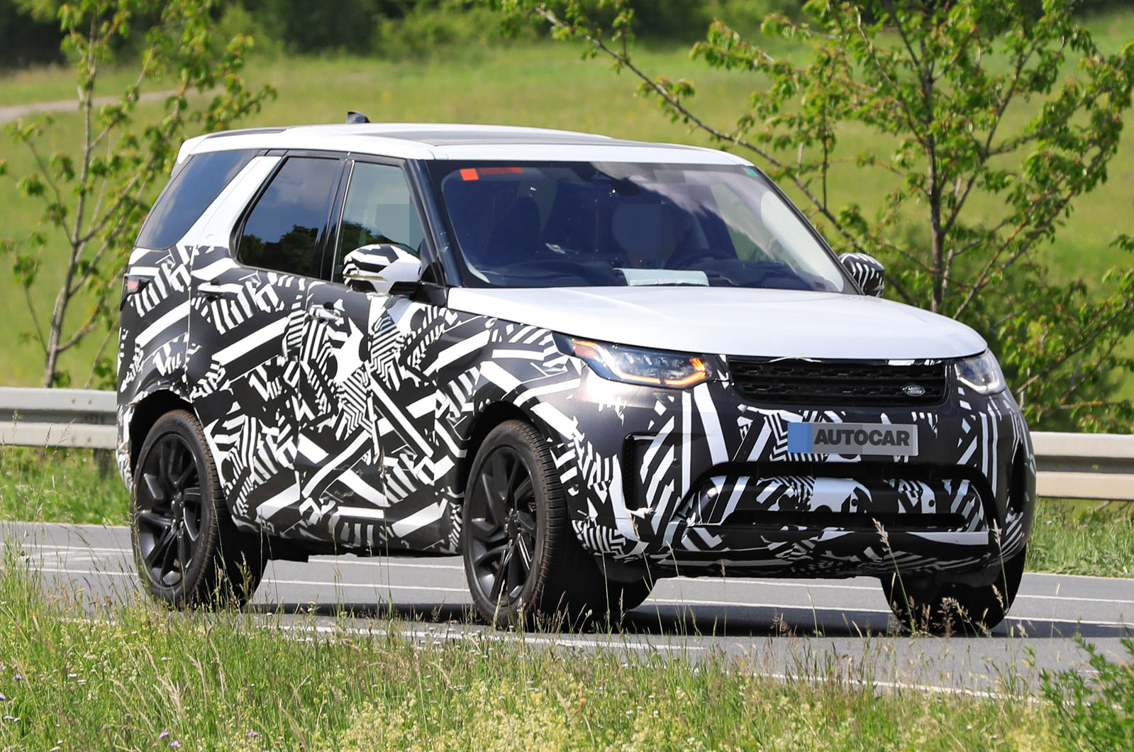 2021 Land Rover Discovery prototype of facelifted SUV spotted