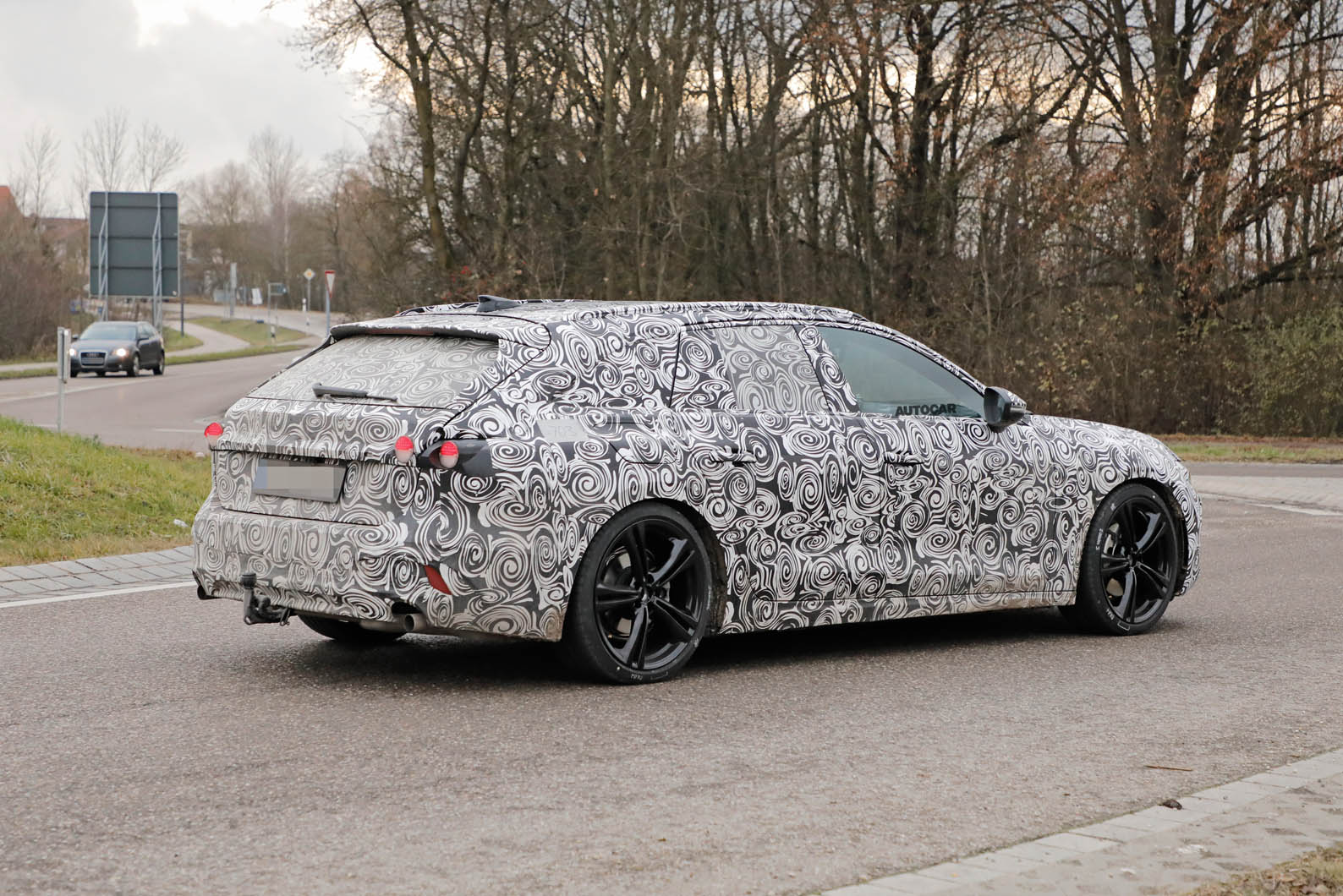 Teken een foto gebied extract New 2023 Audi A4 Avant undergoes tests in the Alps | Autocar