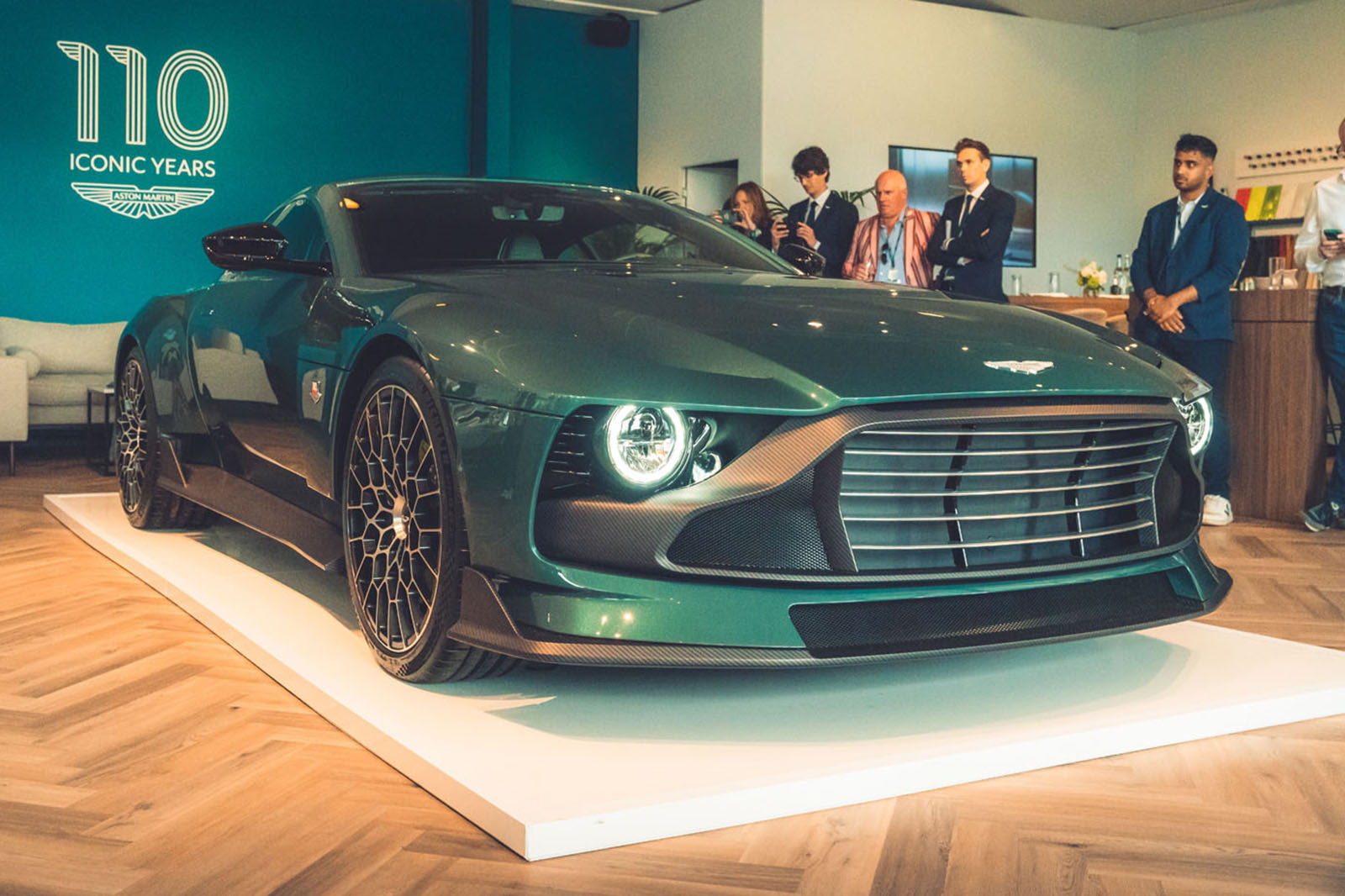 La nouvelle Aston Martin Valor apporte un V12 de 705 ch et une boîte de vitesses manuelle
