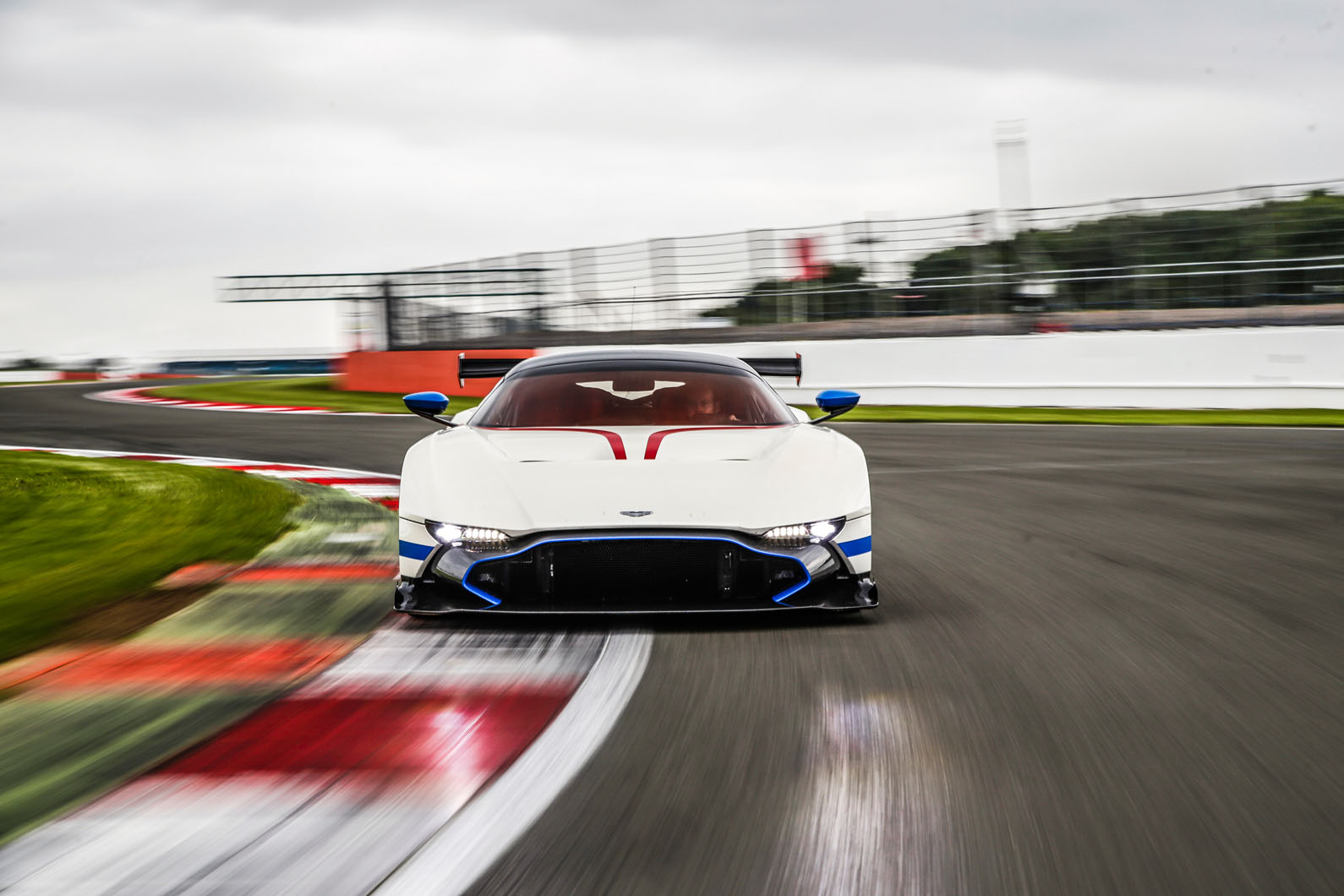 Aston martin vulcan web 083