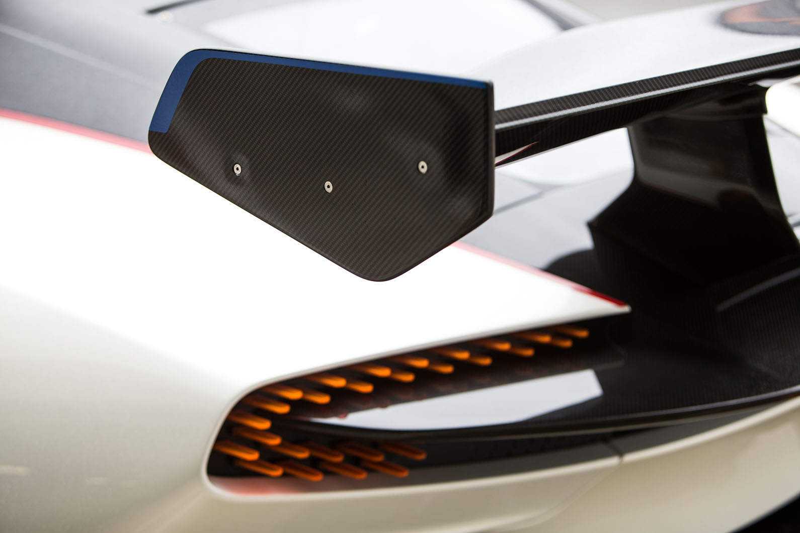 Aston martin vulcan web 100