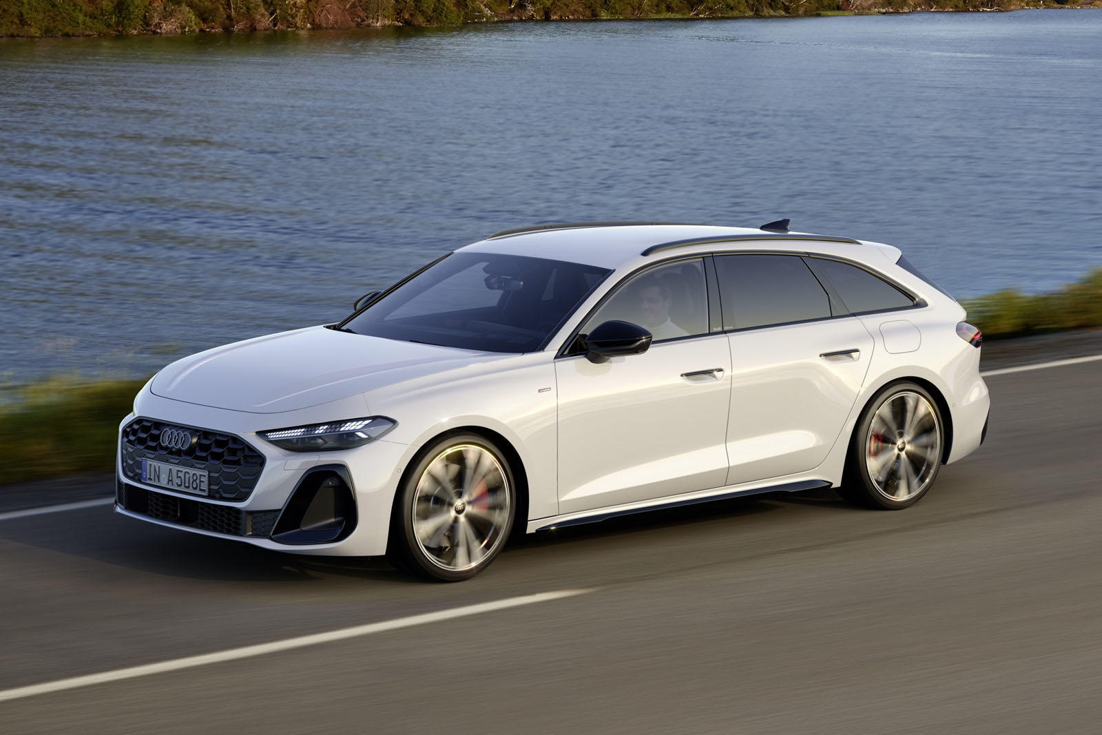 جديد Audi A5 PHEV يجلب 67 ميلًا من النطاق الكهربائي مقابل 49 ألف جنيه إسترليني