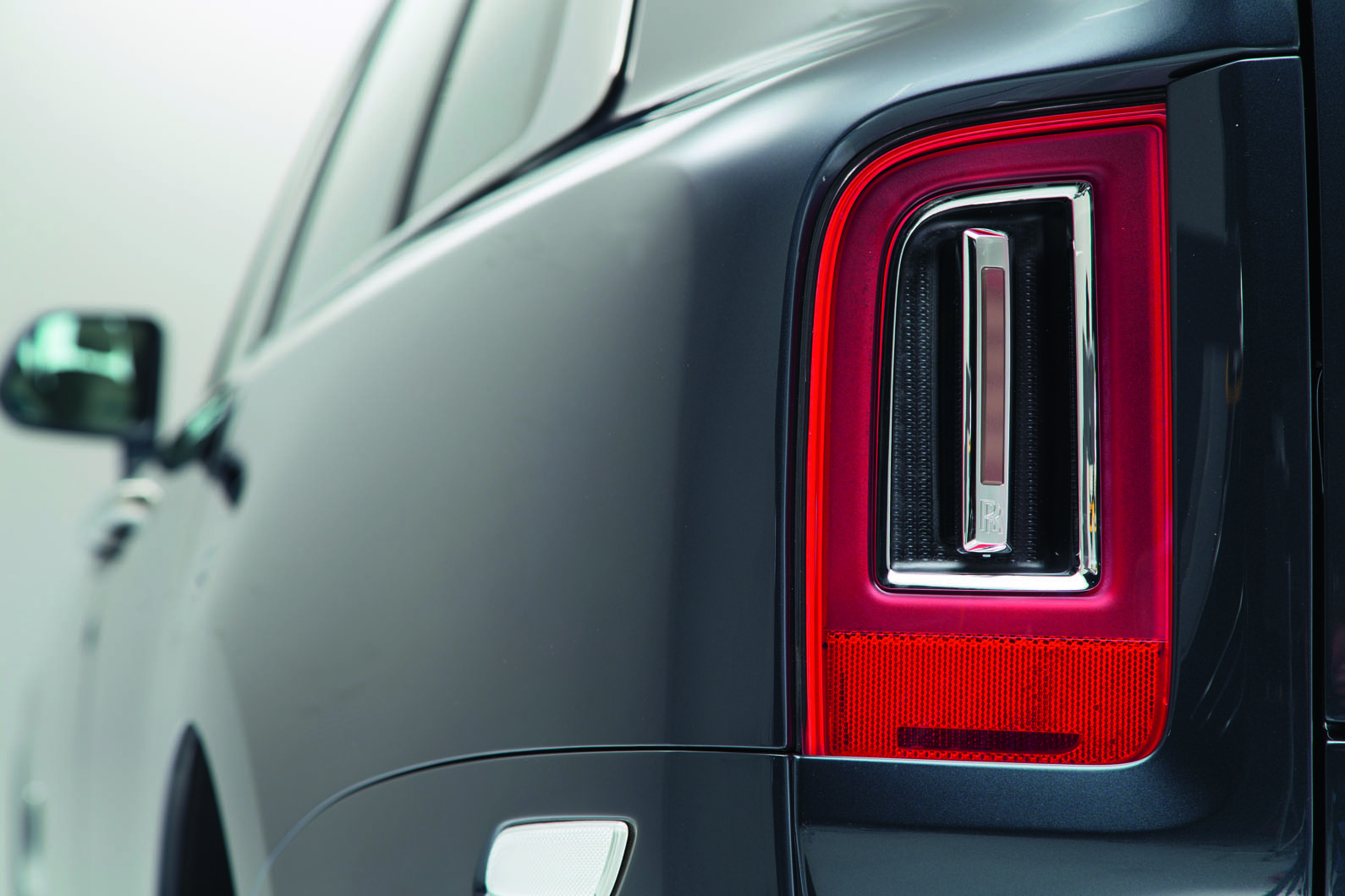 Cận cảnh chiếc RollsRoyce Cullinan Black Badge mới về nước Có cả bộ ghế  để ngồi chill
