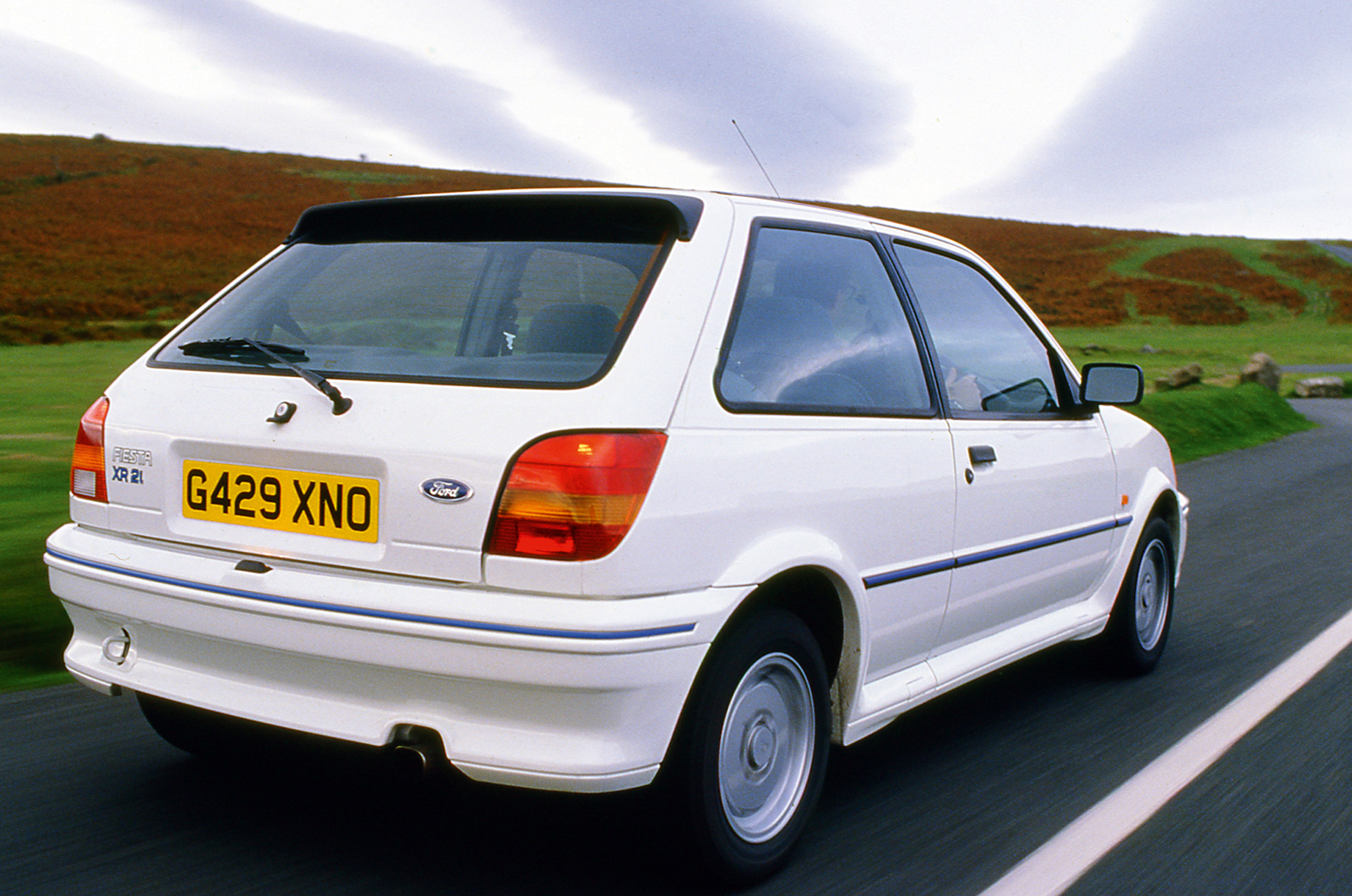 Estadio Proceso de fabricación de carreteras Transeúnte Ford Fiesta XR2i vs Peugeot 205 GTI - Throwback Thursday | Autocar