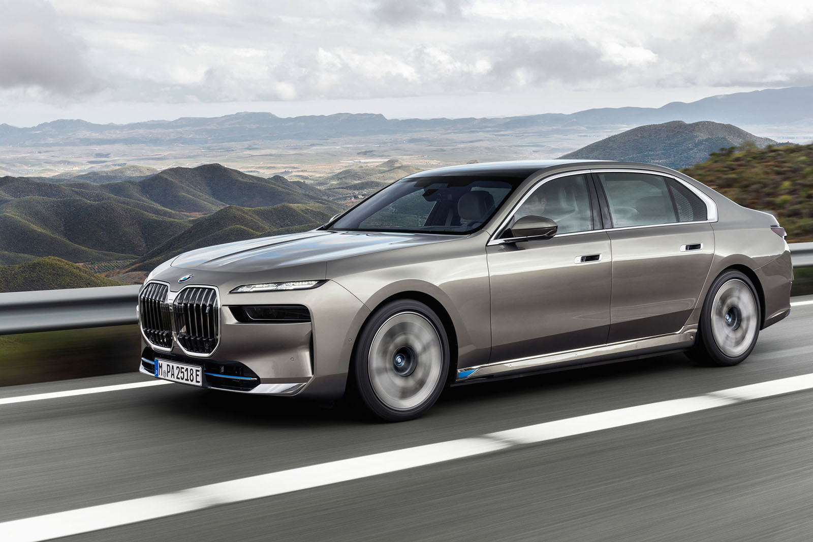 BMW i7 2022 yang baru adalah sedan mewah listrik dengan jangkauan 388 mil