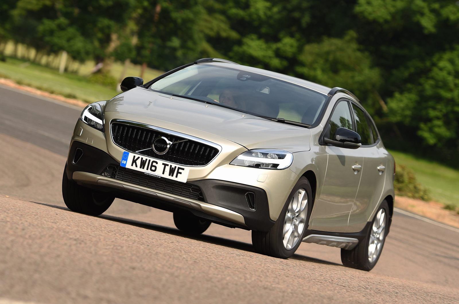 2016 Volvo V40 Cross Country D2 review review | Autocar