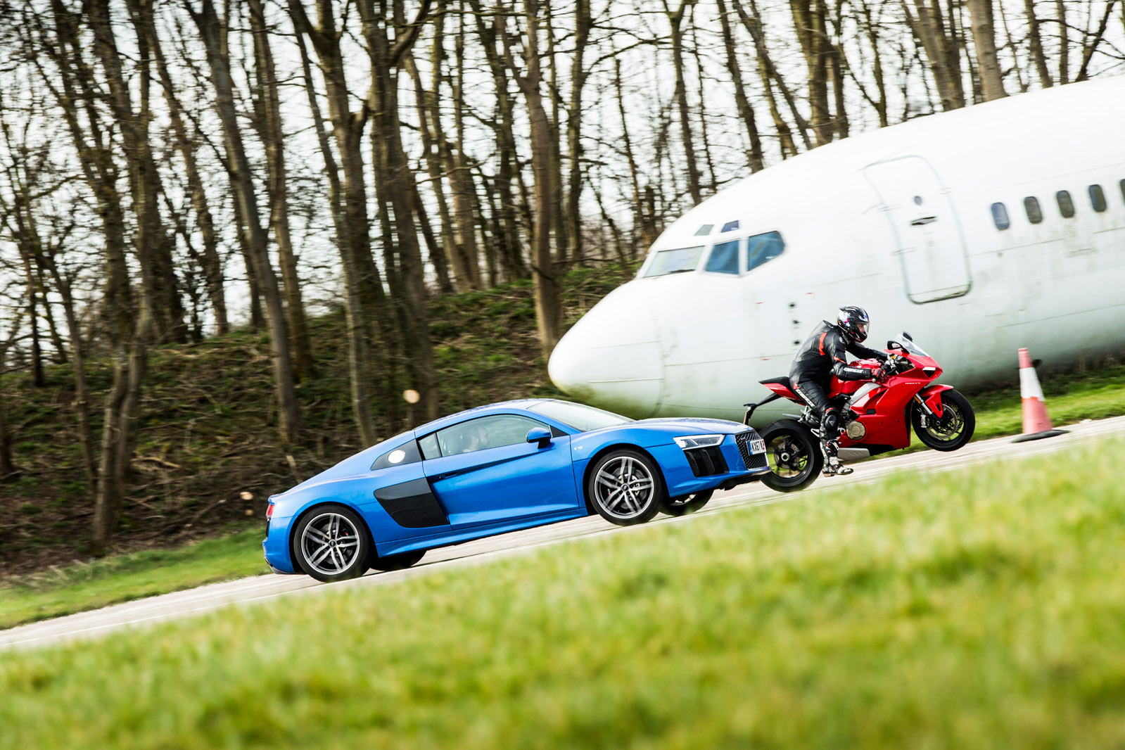 奥迪R8 VS杜卡迪Panigale：超级跑车VS超级自行车