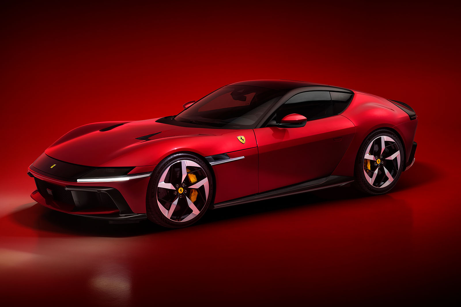 Ein 819 PS starker Ferrari 12-Zylinder mit einem brüllenden V12-Motor wurde vorgestellt