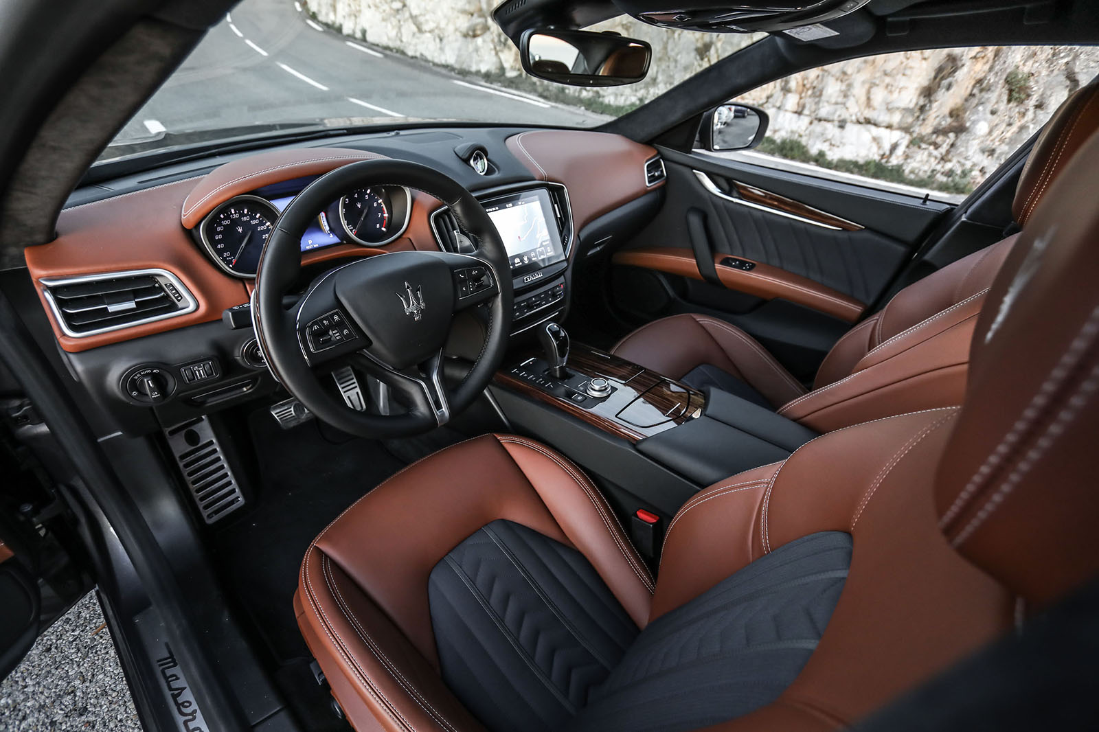 Maserati Ghibli 2017 tăng thêm công suất và trang bị an toàn - Ôtô