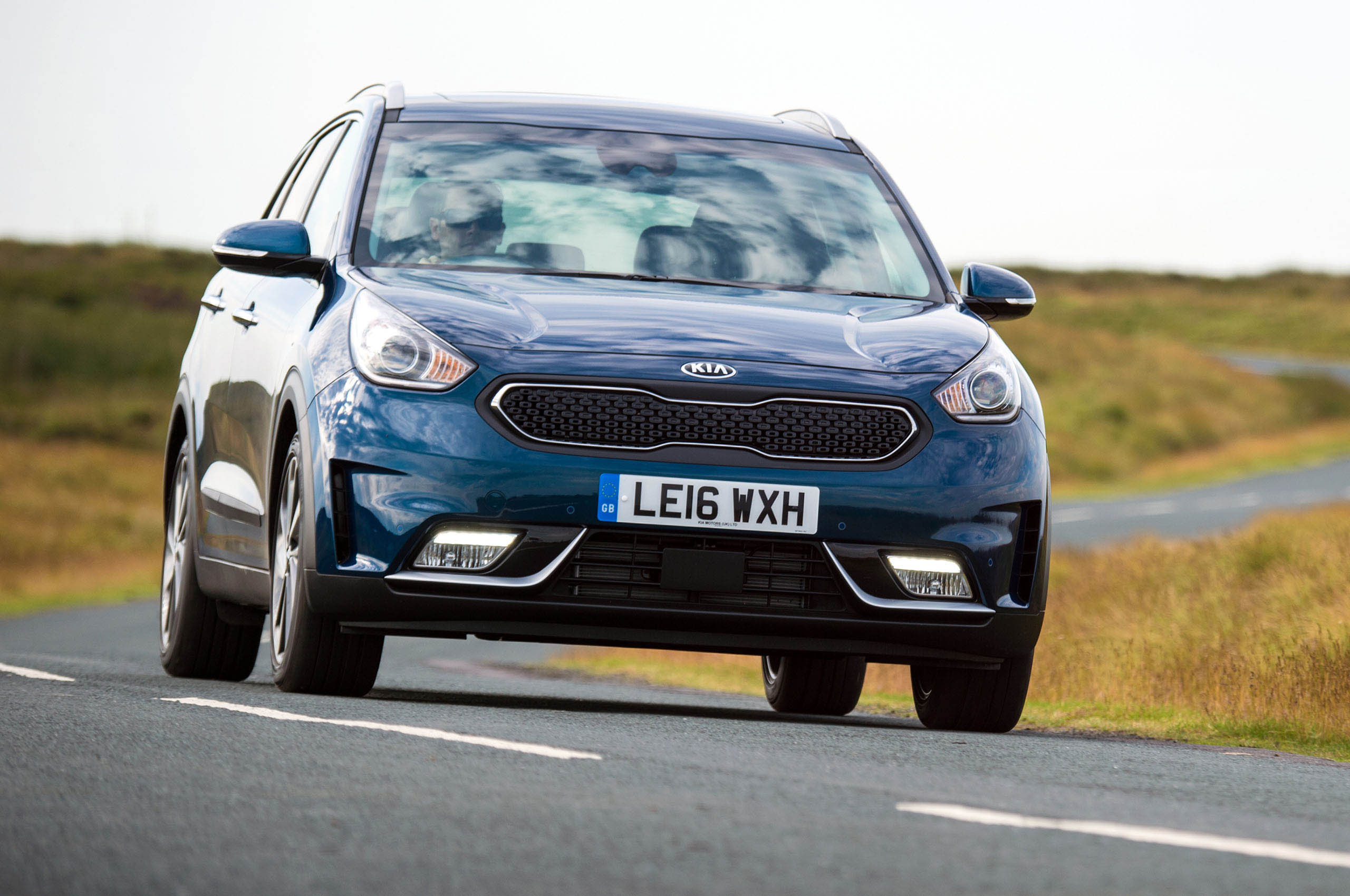 https://www.autocar.co.uk/sites/autocar.co.uk/files/images/car-reviews/first-drives/legacy/kia-niro-first-edition-2016-724.jpg