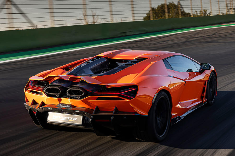 Lamborghini stopt EV-supercars te midden van onzekerheid over synthetische brandstof