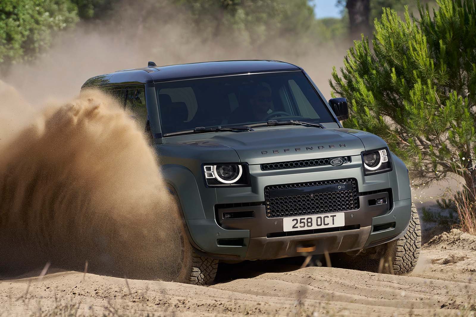 لاند روفر ديفيندر أوكتا: 626 حصانًا 4 × 4 تتمتع بسرعة السيارة الخارقة