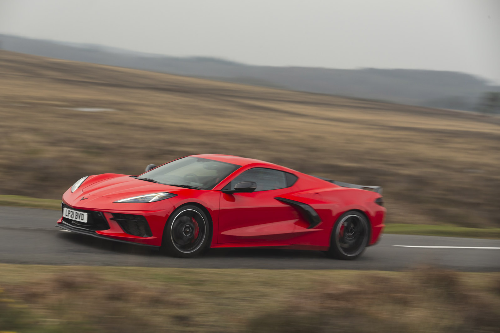 Vue latérale de la version européenne de la Corvette C8 Z51 en Rouge Torche.