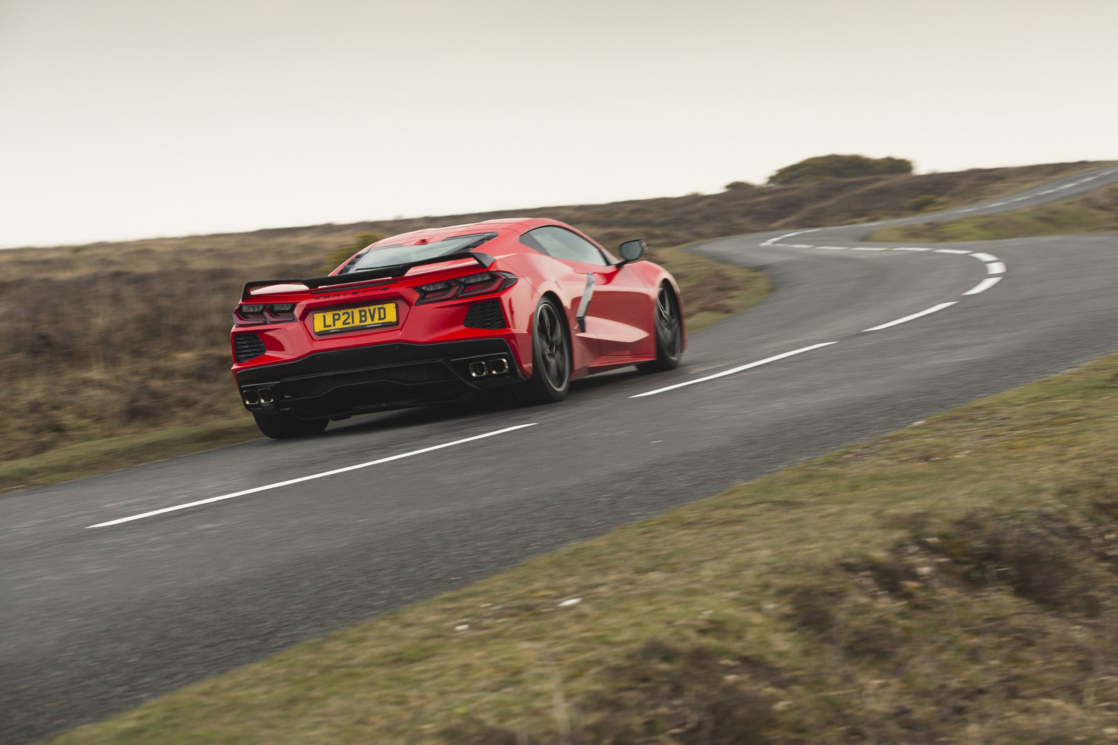 Foto trasera de una versión UE del Corvette C8 rojo antorcha.