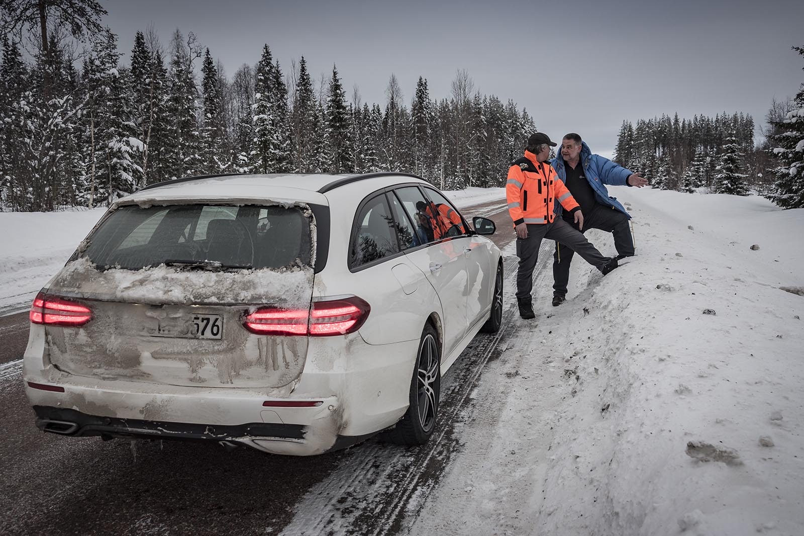 mercedes_esc_inventor_frank_werner_mohn_right_meets_tow_truck_driver_tommy_bjurstrom_left_after_29_years_2 taciki.ru